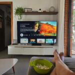 Andrea Quattrocchi Instagram - Los que me conocen saben que para mi esto es TODO. Amo de amaaar mi Samsung Neo Qled 8k para tirarme hoooras a ver mis series y películas favoritas🍿 (y en un mundo ideal, que no me molesten verdad😅) ¿Que ver? Les recomiendo esta peli medio viejita que yo no habia visto del mismo director de Dune, canadiense, con 8.3 en IMDb, de genero misterio que me voló el mate😱 Se llama Incendies. Datazo: Usar el asistente de Samsung para pedirle todo lo que quieras sin usar el control o que la tele siquiera este prendida ⭐️⭐️⭐️⭐️⭐️ Encontra las mejores teles del condado en @shousepy de @samsungpy 🙌🏼