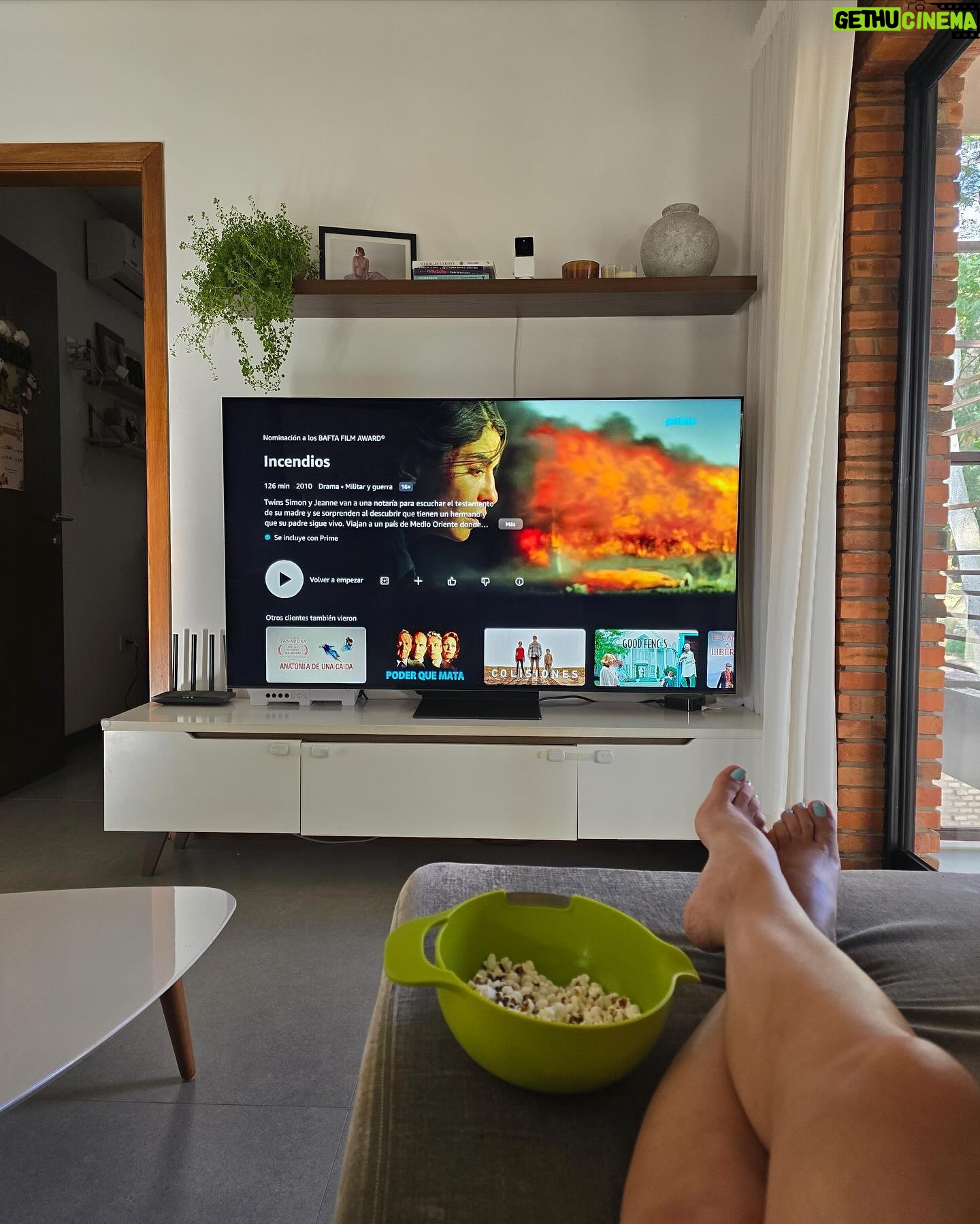 Andrea Quattrocchi Instagram - Los que me conocen saben que para mi esto es TODO. Amo de amaaar mi Samsung Neo Qled 8k para tirarme hoooras a ver mis series y películas favoritas🍿 (y en un mundo ideal, que no me molesten verdad😅) ¿Que ver? Les recomiendo esta peli medio viejita que yo no habia visto del mismo director de Dune, canadiense, con 8.3 en IMDb, de genero misterio que me voló el mate😱 Se llama Incendies. Datazo: Usar el asistente de Samsung para pedirle todo lo que quieras sin usar el control o que la tele siquiera este prendida ⭐️⭐️⭐️⭐️⭐️ Encontra las mejores teles del condado en @shousepy de @samsungpy 🙌🏼