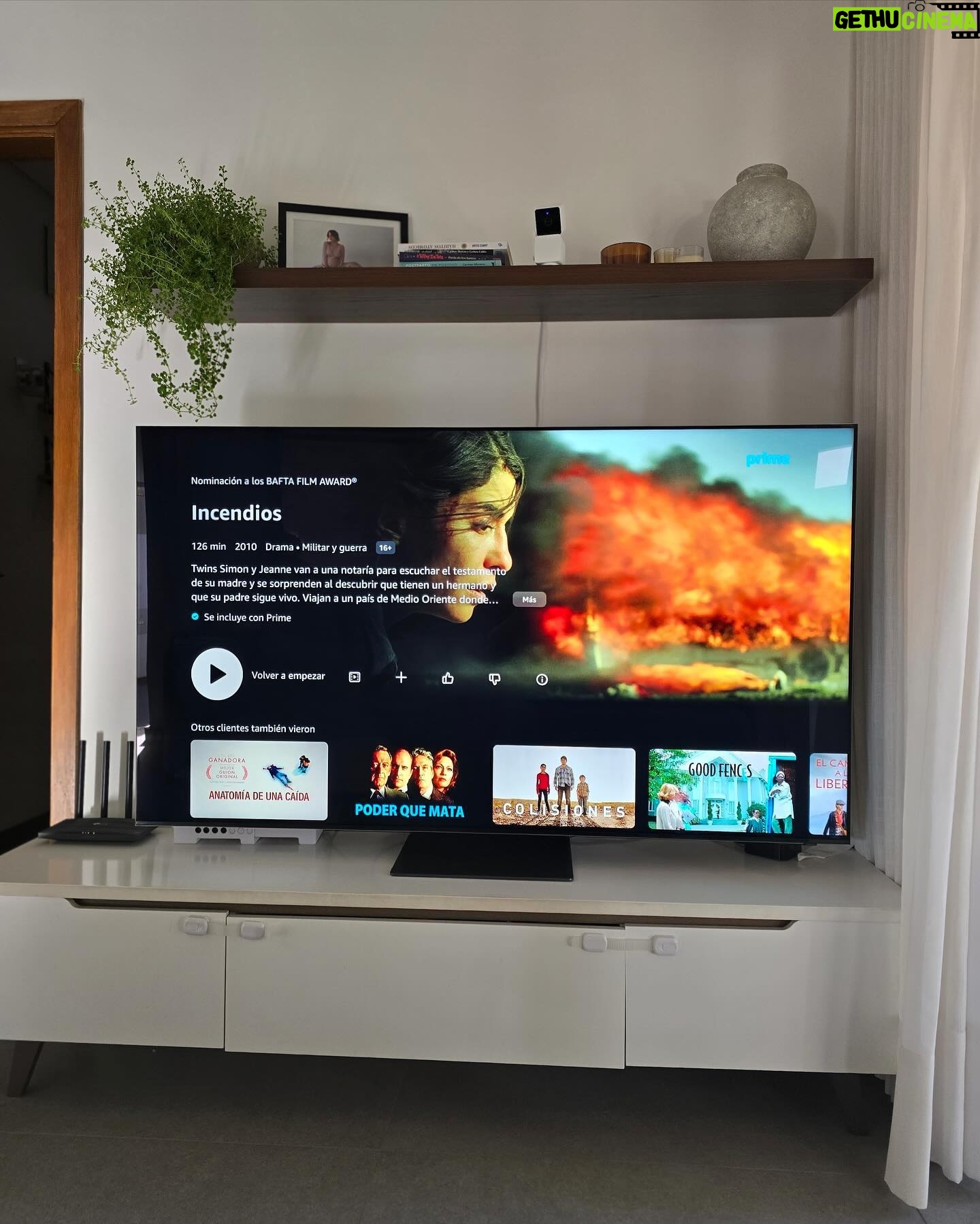 Andrea Quattrocchi Instagram - Los que me conocen saben que para mi esto es TODO. Amo de amaaar mi Samsung Neo Qled 8k para tirarme hoooras a ver mis series y películas favoritas🍿 (y en un mundo ideal, que no me molesten verdad😅) ¿Que ver? Les recomiendo esta peli medio viejita que yo no habia visto del mismo director de Dune, canadiense, con 8.3 en IMDb, de genero misterio que me voló el mate😱 Se llama Incendies. Datazo: Usar el asistente de Samsung para pedirle todo lo que quieras sin usar el control o que la tele siquiera este prendida ⭐️⭐️⭐️⭐️⭐️ Encontra las mejores teles del condado en @shousepy de @samsungpy 🙌🏼