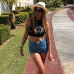 Andrea Quattrocchi Instagram - MANIFESTANDO PUNTA CANA🙏🕯 Hace 8 años nos fuimos con Dario a conocer República Dominicana , la pasamos BOMBA y solamente queremos volver a esa isla paradisíaca😍 (y recuperar esa juventud 😅) Por eso estamos a full comprando en @somos_plub por que por cada 100mil de compra acumulas un cupón para ganarte un viaje para 2 personas a Punta Cana 🏖 y más increíbles premios 🌟 Bases y condiciones en la pág oficial de @somos_plub Extra tip: Si compras hoy y agendas para otro día podes mantener el delivery a MIL gs de hoy!! 🛒