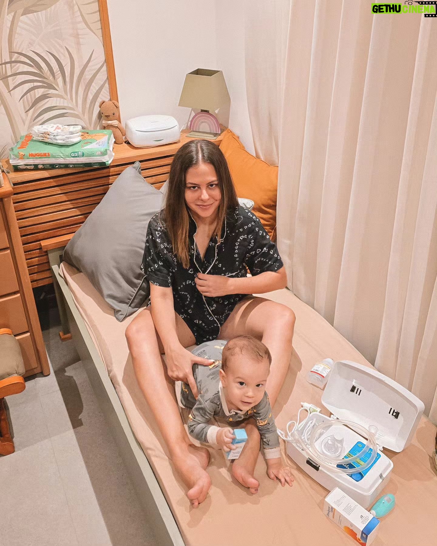 Andrea Quattrocchi Instagram - Cuando estan enfermitos, leche full! 🤱♥️ Nos espera una larga noche a nosotros😅 en casa los chicos estan enfermitos y eso de por si significa noches más largas para los papis, pero en en el caso de Mauro que tiene solo 10 meses, la situación se vive con la lactancia al rescate!💪 mama mucho más y exige toda la noche, así que me espera una velada de full laburo maternal. (Acá tampoco tengo feriados🤣) Los pañales que sí trabajan todas las noches son los de @huggiespy 👌 y ahora en particular estamos usando los Flexi Comfort que se mueven naturalmente con este bebé que no se queda quieto y aparte tiene diseño del Rey León que ahora estamos todos mood Mufasa🦁 por la peli que se viene.