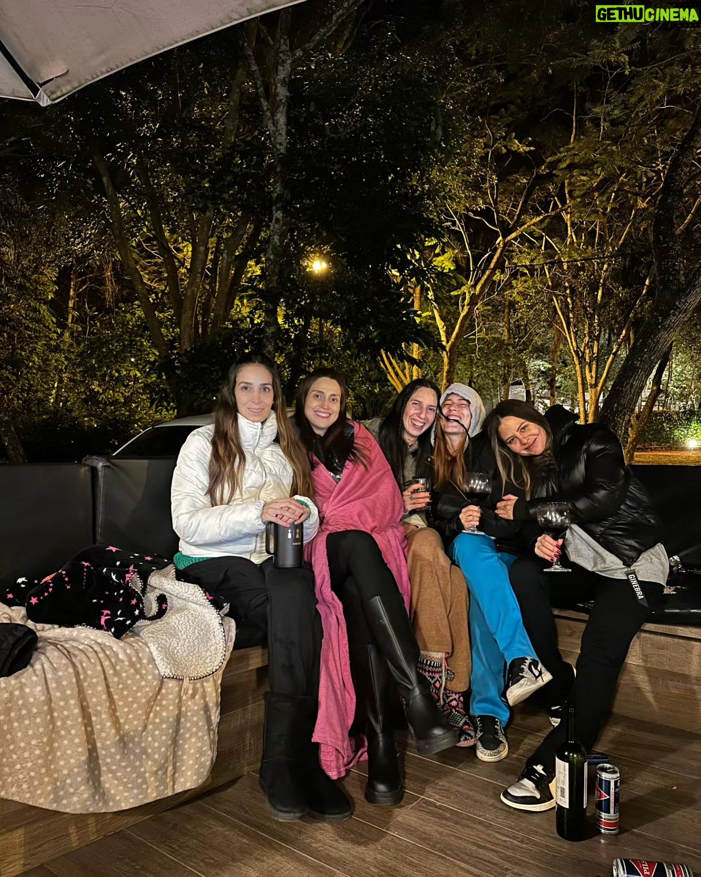 Andrea Quattrocchi Instagram - Lo que nos receto el doctor, una escapada de amigas con vino 🍷, pastas 🍝 y frio ❄️ ♥️Cada tanto un lindo reseteo♥️ Con mis mejores amigas de toda la vida, nos mereciamos 24hs solo para nosotras, por suerte esta el excelente servicio de @host_py que nos recibió en su Casa Premium 👌 Lista para disfrutar.