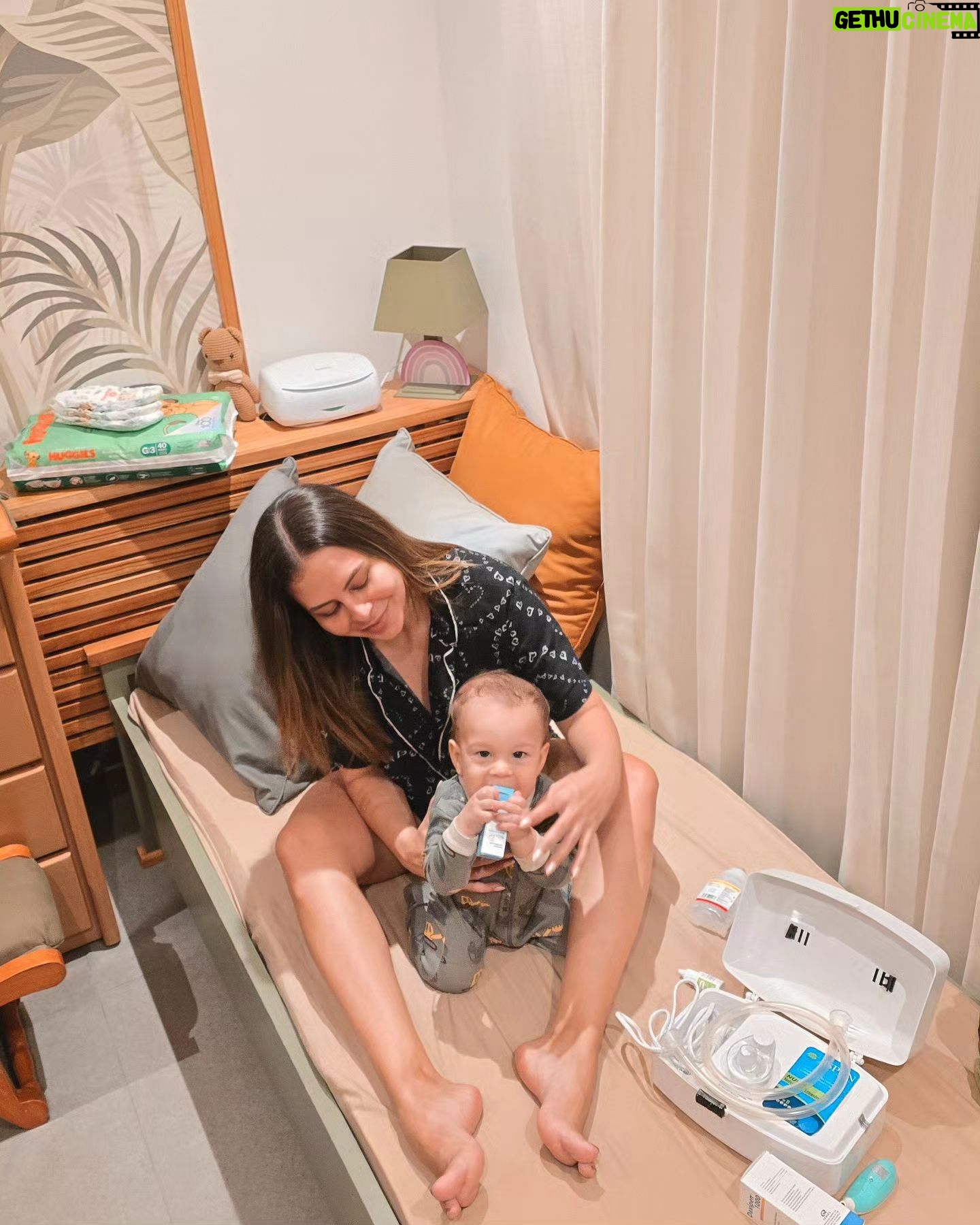 Andrea Quattrocchi Instagram - Cuando estan enfermitos, leche full! 🤱♥️ Nos espera una larga noche a nosotros😅 en casa los chicos estan enfermitos y eso de por si significa noches más largas para los papis, pero en en el caso de Mauro que tiene solo 10 meses, la situación se vive con la lactancia al rescate!💪 mama mucho más y exige toda la noche, así que me espera una velada de full laburo maternal. (Acá tampoco tengo feriados🤣) Los pañales que sí trabajan todas las noches son los de @huggiespy 👌 y ahora en particular estamos usando los Flexi Comfort que se mueven naturalmente con este bebé que no se queda quieto y aparte tiene diseño del Rey León que ahora estamos todos mood Mufasa🦁 por la peli que se viene.