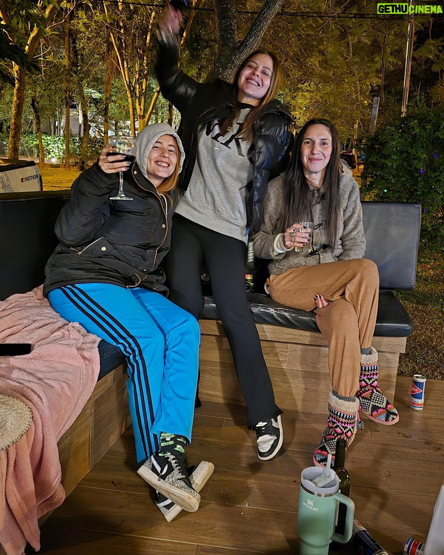 Andrea Quattrocchi Instagram - Lo que nos receto el doctor, una escapada de amigas con vino 🍷, pastas 🍝 y frio ❄️ ♥️Cada tanto un lindo reseteo♥️ Con mis mejores amigas de toda la vida, nos mereciamos 24hs solo para nosotras, por suerte esta el excelente servicio de @host_py que nos recibió en su Casa Premium 👌 Lista para disfrutar.