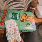 Andrea Quattrocchi Instagram - Cuando estan enfermitos, leche full! 🤱♥️ Nos espera una larga noche a nosotros😅 en casa los chicos estan enfermitos y eso de por si significa noches más largas para los papis, pero en en el caso de Mauro que tiene solo 10 meses, la situación se vive con la lactancia al rescate!💪 mama mucho más y exige toda la noche, así que me espera una velada de full laburo maternal. (Acá tampoco tengo feriados🤣) Los pañales que sí trabajan todas las noches son los de @huggiespy 👌 y ahora en particular estamos usando los Flexi Comfort que se mueven naturalmente con este bebé que no se queda quieto y aparte tiene diseño del Rey León que ahora estamos todos mood Mufasa🦁 por la peli que se viene.