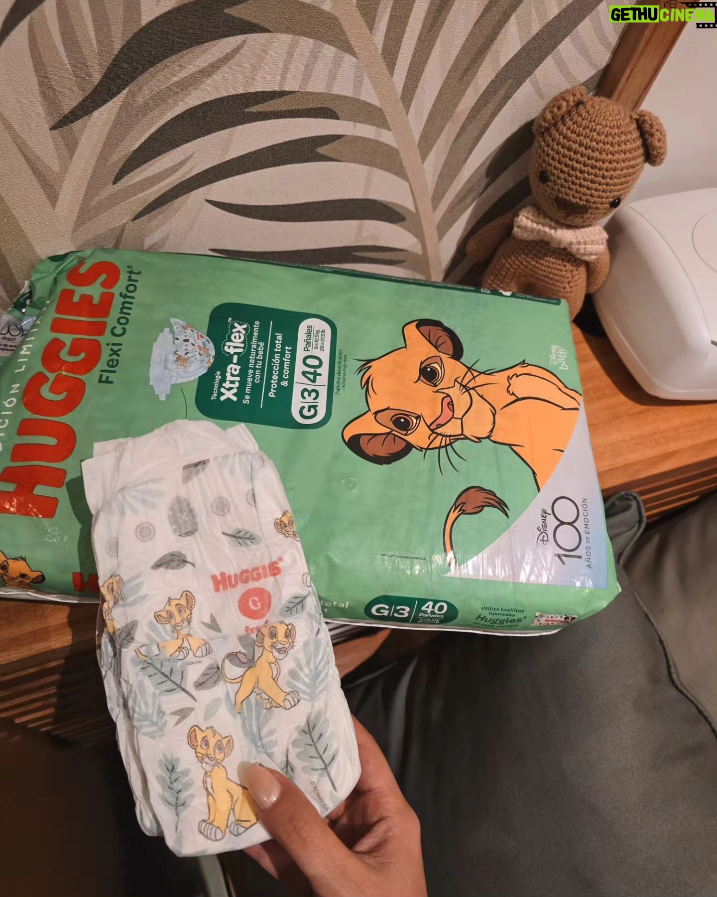 Andrea Quattrocchi Instagram - Cuando estan enfermitos, leche full! 🤱♥️ Nos espera una larga noche a nosotros😅 en casa los chicos estan enfermitos y eso de por si significa noches más largas para los papis, pero en en el caso de Mauro que tiene solo 10 meses, la situación se vive con la lactancia al rescate!💪 mama mucho más y exige toda la noche, así que me espera una velada de full laburo maternal. (Acá tampoco tengo feriados🤣) Los pañales que sí trabajan todas las noches son los de @huggiespy 👌 y ahora en particular estamos usando los Flexi Comfort que se mueven naturalmente con este bebé que no se queda quieto y aparte tiene diseño del Rey León que ahora estamos todos mood Mufasa🦁 por la peli que se viene.