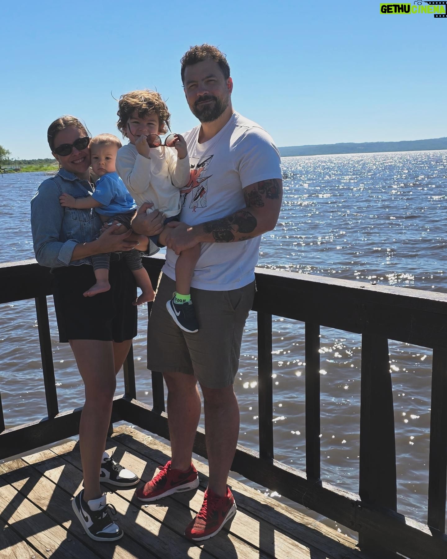 Andrea Quattrocchi Instagram - Dump de unos dias de escapada familiar🥰♥️ Amamos venir a Sanber fuera de temporada, la verdad que resulta muy comodo con los peques👌 pero para variar aprovechando que no hay gentio siempre hacemos la turisteada de todos los parques, ciudades vecinas, todas las perspectivas del lago, etc😅 y despues tenemos hermosos recuerdos como estos ♥️ Pd: En la última foto esta el verdadero imprescindible de los paseos con bebés 👀