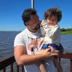 Andrea Quattrocchi Instagram - Dump de unos dias de escapada familiar🥰♥️ Amamos venir a Sanber fuera de temporada, la verdad que resulta muy comodo con los peques👌 pero para variar aprovechando que no hay gentio siempre hacemos la turisteada de todos los parques, ciudades vecinas, todas las perspectivas del lago, etc😅 y despues tenemos hermosos recuerdos como estos ♥️ Pd: En la última foto esta el verdadero imprescindible de los paseos con bebés 👀