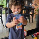 Andrea Quattrocchi Instagram - Bruno, autentico fan de @kampitopy en su nueva versión, tan prácticos que trajimos a todos los amigazos y sus nuevos sabores a la escapada familiar☺️ Ahora estamos probando el Durazno de Tony 🎮