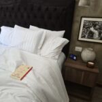 Andrea Quattrocchi Instagram - Como quiero estar todo el finde😍 Estoy empezando a leer este best seller sobre constelaciones, pero como se vienen las vacaciones estoy anotando recomendaciones de que leer ¿Que recomiendan? 🤓 Mi espacio quedo como hotel de lujo✨️ con la línea Finezza de @tiendaspilar , de edredón y sábanas de 400 hilos para una suavidad y frescura incomparables😍 ¡Para no salir de la cama!