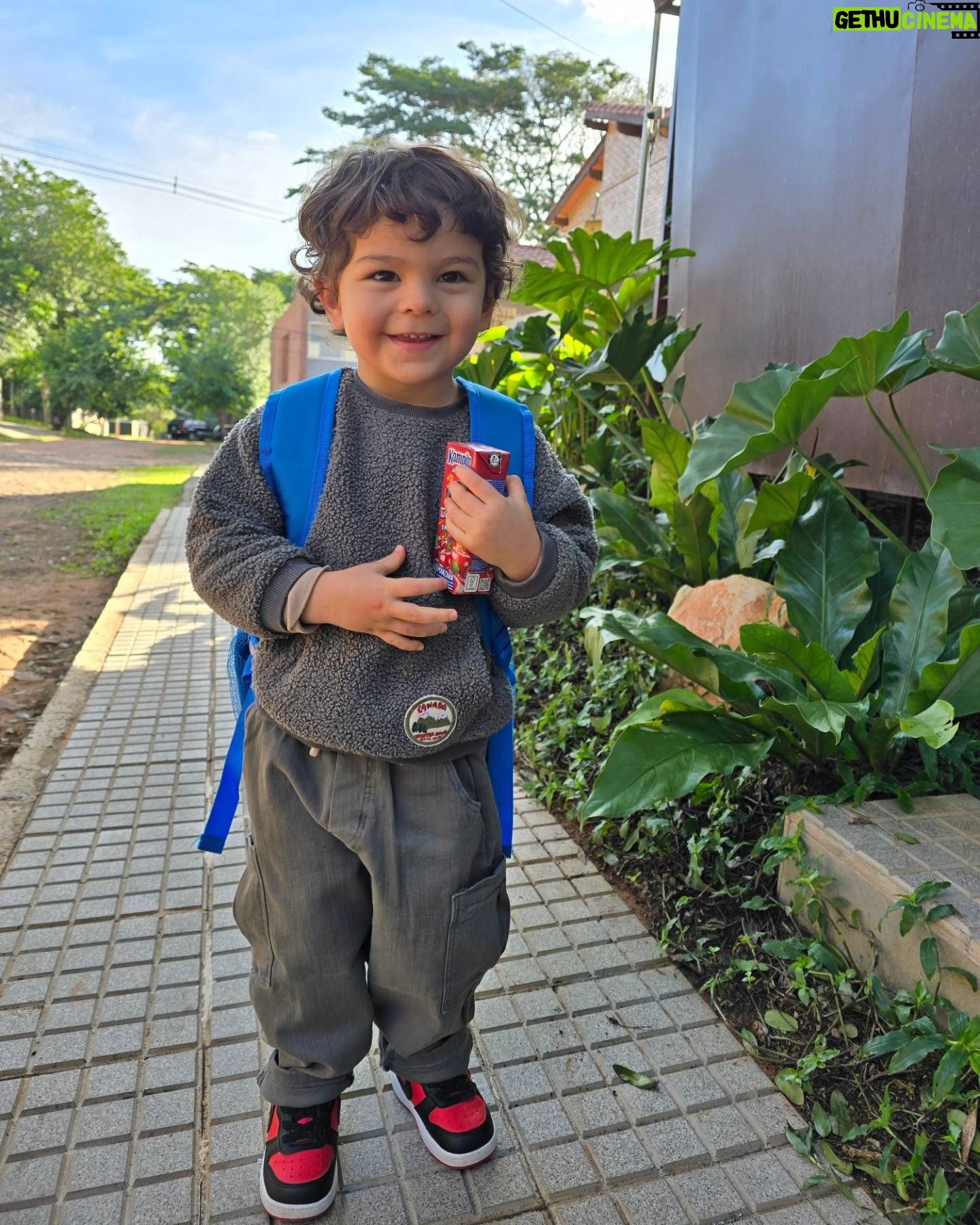 Andrea Quattrocchi Instagram - Bruno esperando para ir a lo de su abuela aprovechando que salio el🌞♥️ y secuencia exacta de cuando descubrio lo que llevaba para acompañar su meriendita y tomó ahi mismo🤣😅 @kampito.py