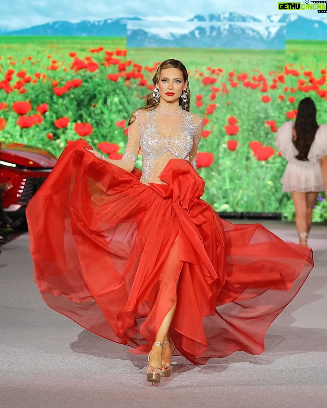 Andrea Verešová Instagram - FAMOZNE !!! ❤❤❤ @jana_pistejova_official @andreaveresovaofficial @bmd_sk @lexusslovensko @najkrajsiemodelky #fashionshow #fashionphotography #lovemyjob #red #poppy #love #dream #beautiful #slovakdesigner #slovakdesign
