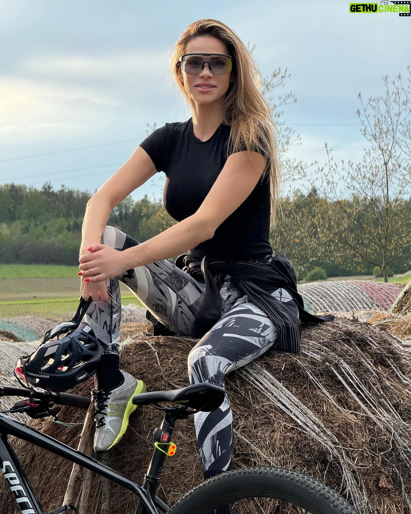 Andrea Verešová Instagram - What i love🫶 #myaddiction …🚲 And what´s yours ?