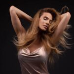 Andrea Verešová Instagram - 🩸BEAUTY VELETRH V PRAHE 🩸 Už tento piatok a sobotu 5. a 6.4. v pražských Letňanech od 10. do 18. hodiny , 👆so mnou a prémovou švajčiarskou značkou Naiada @naiadabeauty Samozrejme nebude chýbať ani @proseccobyandreaveresova . 😘🫧 Príďte ochutnať vynikajúce talianske bublinky, vyskúšať novinky a hlavne 🩸NAKUPIT VYHODNE 🩸 až -30% 😘👌iba na @forbeauty_veletrh Pripravili sme Vám aj prekvapenie ! 🥰🎁 Pretože my za to stojíme 🫵♥️ #zdravie #krasa #vitalita #kolagen #zdraveklby #krasnaplet #zabudnitenavrasky #nastarosti#pridtesaodreagovat #vyhodnenakupy #beautyveletrh #forbeauty #veletrh
