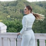 Andrea Verešová Instagram – Krásny piatok! Happy Friday!
A všetko najlepšie Janičkám a VANeskam 🫶