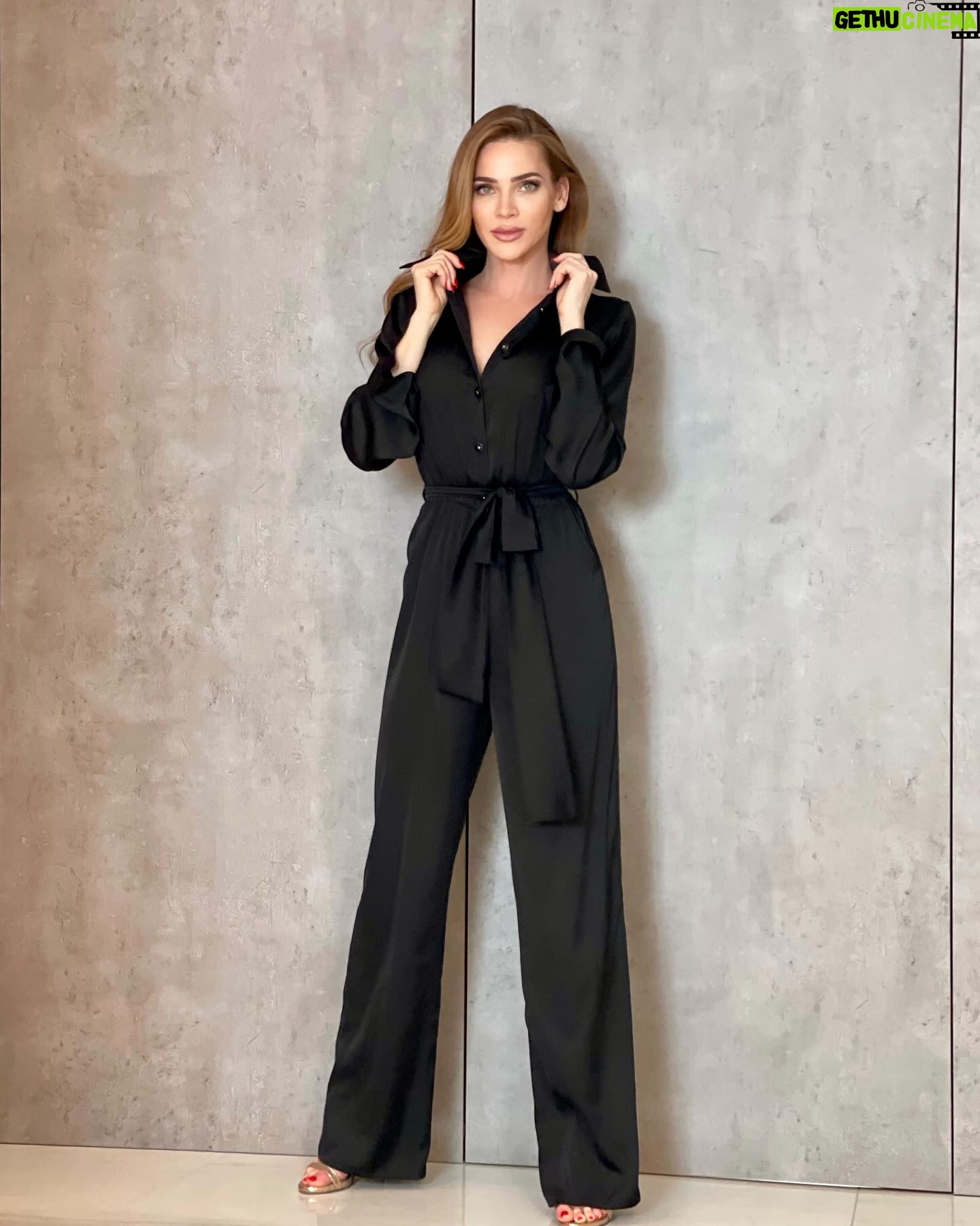 Andrea Verešová Instagram - Short or long? 🤩 Či už dlhé alebo krátke, overaly z dielne zn AVER @averfashionofficial si zamilujete. 🥰✌️Ja ich rada nosím nielen v lete, ale aj na jar alebo na jeseň k čižmám a s kabátom. Sami posúdte, že sú originálne a veľmi nadčasové. Nielen to!👆 Úžasný strih a materíál zaručí veľmi pohodlné nosenie. Praktická guma v pase spolu s mašlou zakryje aj problematické miesta . Nádherné a trendy overaly vyzerajú dokonalo na každej postave 🍀🤍 Zoženiete v rôznych farbách. Navyše teraz kúpite so zľavou -20% 🥰🤚 Tak schválne, ktorý by ste si vybrali vy? #Aver #averfashion #overal #ladyclothes #fashionstyle #womanstyle #elegant #bussines #freetime #24hour #womasfashion #modaprezeny #armanihodvab #madeinczech #averatelier