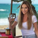 Andrea Verešová Instagram – Predstáv si všetkých tých ľudí, ktorí ťa nenávidia aj keď nie si dokonalá. 
A teraz si predstáv, “do…kelu” čo by robili keby si dokonalá bola 😅🤚
😂😂😂
Našťastie môj obľúbený, prémiový Collagen od švajčiarskej značky Naiada je dokonalý a ešte obohatený o ďalšie prémiovej zložky, ktoré perfektne fungujú. Podporujú rast vlasov, nechtov a samozrejme výživujú kĺbov a pleti, takže ju pomáha kralsbe vypnúť a zbaviť sa vrások. 
8 000 mg morského  kolagénu zaručuje max dennú dávku v top kvalite ! Navyše nemusíte jesť ďalšie vitamíny ani minerály. 
Všetko doplníte elegantne a chutne v jednom drinku. Ako vidíte ja si ho nosím so sebou všade, pretože ho zbožnujem rovnako ako gumové vitamínky od @naiadabeauty a nezabúdam na svoje zdravie, ani keď som na cestách. Teda lepšie povedané, snažím sa kompenzovať to ,že ho trochu “humplujem” 🤪(nedostatkom spánku a alkoholom…). 
Ale doma zase nastavím správny režim a Detox🤚🍀 
TERAZ môžete využiť môj zľavový kod ANDREA10
 Pretože za to stojíme! 
NA ZDRAVIE! 
🥂😘

#naiada #swissmade #healthylifestyle #beauty #youth skin #nails #joins #krasnevlasy #plet #bezvrasok #mladost #zdravie #vitalita