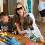 Andrea Verešová Instagram – “Darujeme krúžok”
Nfav @nadacni_fond_andrey_veresove sa zapojil do projektu Darujme krúžky deťom, ktorý pomáha rodičom zaplatiť voľnočasové aktivity.
Problematika mimoriadne nadaných detí ešte len začína byť akceptovaná ako oblasť, ktorej by sa mala venovať zvýšená starostlivosť. Podľa názorov mnohých laikov i odborníkov je starostlivosť o nadané prestížnou záležitosťou, ktorá podporuje elitárstvo. Skutočnosťou však je, že tieto deti sú oveľa ohrozenejšie v psychickom vývoji av sebapresadení v dospelosti ako deti priemerné či dokonca podpriemerné. Vysoké nadanie býva totiž spojené s extrémnosťou v rôznych aspektoch prežívania a správania. Väčšina týchto detí a ich rodín pociťuje svoje nadanie skôr ako hendikep než ako výhodu.
Mimoriadne nadané deti a najmä deti “dvakrát výnimočné” (tj nadané deti s nejakým hendikepom – napr. špecifickými poruchami učenia, poruchou pozornosti a aktivity, Aspergerovým syndrómom, emočnými poruchami) väčšinou nemôžu vo svojom okolí nájsť nikoho, kto by im porozumel a pomohol . Spojenie vysokého nadania s deficitom v niektorej oblasti je pre mnoho ľudí nepochopiteľné.
Značným prínosom je pre tieto deti najmä možnosť stretávania a nadväzovania priateľských vzťahov s deťmi podobných schopností i ťažkostí, ku ktorému inde takmer nemajú šancu. Aj počas relatívne krátkej doby sú potom zrejmé u mnohých detí pozitívne zmeny v učení, v správaní, v prežívaní, sebahodnotení a komunikácii.
Sme radi, že pomáhame 🫶
Ďakujeme aj za vašu podporu🥰
#nfav #nadacnyfond #pomahamedetomspolocne #nfav