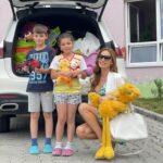 Andrea Verešová Instagram – “Darujeme krúžok”

Nfav @nadacni_fond_andrey_veresove sa zapojil do projektu Darujme krúžky deťom, ktorý pomáha rodičom zaplatiť voľnočasové aktivity.

Problematika mimoriadne nadaných detí ešte len začína byť akceptovaná ako oblasť, ktorej by sa mala venovať zvýšená starostlivosť. Podľa názorov mnohých laikov i odborníkov je starostlivosť o nadané prestížnou záležitosťou, ktorá podporuje elitárstvo. Skutočnosťou však je, že tieto deti sú oveľa ohrozenejšie v psychickom vývoji av sebapresadení v dospelosti ako deti priemerné či dokonca podpriemerné. Vysoké nadanie býva totiž spojené s extrémnosťou v rôznych aspektoch prežívania a správania. Väčšina týchto detí a ich rodín pociťuje svoje nadanie skôr ako hendikep než ako výhodu.

Mimoriadne nadané deti a najmä deti “dvakrát výnimočné” (tj nadané deti s nejakým hendikepom – napr. špecifickými poruchami učenia, poruchou pozornosti a aktivity, Aspergerovým syndrómom, emočnými poruchami) väčšinou nemôžu vo svojom okolí nájsť nikoho, kto by im porozumel a pomohol . Spojenie vysokého nadania s deficitom v niektorej oblasti je pre mnoho ľudí nepochopiteľné.
Značným prínosom je pre tieto deti najmä možnosť stretávania a nadväzovania priateľských vzťahov s deťmi podobných schopností i ťažkostí, ku ktorému inde takmer nemajú šancu. Aj počas relatívne krátkej doby sú potom zrejmé u mnohých detí pozitívne zmeny v učení, v správaní, v prežívaní, sebahodnotení a komunikácii.

Sme radi, že pomáhame 🫶 
Ďakujeme aj za vašu podporu🥰

#nfav #nadacnyfond #pomahamedetomspolocne #nfav