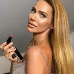 Andrea Verešová Instagram - 2.časť MAKE UP TUTORIAL S POLA Hydratačný rúž od @polacosmetics.cz obsahuje jojobový olej a kyselinou hyaluronovú. Vďaka silnej pigmentácii dodá krásnu sytú farbu, preto na deň stačí naniesť len jednu vrstvu a jemne rozotrieť. Jeho intenzitu môžete ľubovoľne pridávať. Ja preferujem prirodzené odtiene . Tento rúž má č 118 Táto Tvárenka č T5 sa ideálne hodí na jarné a letné mesiace. Krásny korálový odtieň čT6 dodá vašim líčkam a pleti zdravú farbu. S gramážou 16 g vám vydrží veľmi dlho. Nielen bronzer, rozjasňovač ale aj tvárenku môžete využiť ako multifunkčný produkt. Na tvár, oči aj líčka. Ako posledný nanášam SATIN TOUCH PUDER. Prepožičia tvári krásny zamatový vzhľad . Zafixuje make-up a zmatní. Neusadzuje sa vo vráskach a je transparentný . Všetky produkty zakúpite na eshope www.PolaCosmetic.cz Nezabudnite využiť môj zľavový kód Andrea10 Ak sa vám video páčilo dajte like, prípadne mi nechajte koment alebo pripomienky. Ďakujem 😘 #pola #polacosmetic #makeup #tutorial #vizaz #naturalmakeup #dennelicenie