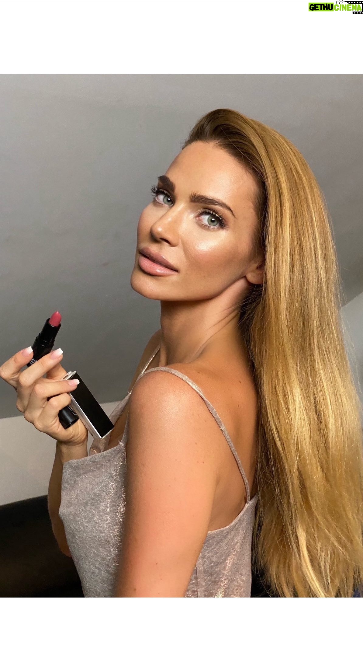 Andrea Verešová Instagram - 2.časť MAKE UP TUTORIAL S POLA Hydratačný rúž od @polacosmetics.cz obsahuje jojobový olej a kyselinou hyaluronovú. Vďaka silnej pigmentácii dodá krásnu sytú farbu, preto na deň stačí naniesť len jednu vrstvu a jemne rozotrieť. Jeho intenzitu môžete ľubovoľne pridávať. Ja preferujem prirodzené odtiene . Tento rúž má č 118 Táto Tvárenka č T5 sa ideálne hodí na jarné a letné mesiace. Krásny korálový odtieň čT6 dodá vašim líčkam a pleti zdravú farbu. S gramážou 16 g vám vydrží veľmi dlho. Nielen bronzer, rozjasňovač ale aj tvárenku môžete využiť ako multifunkčný produkt. Na tvár, oči aj líčka. Ako posledný nanášam SATIN TOUCH PUDER. Prepožičia tvári krásny zamatový vzhľad . Zafixuje make-up a zmatní. Neusadzuje sa vo vráskach a je transparentný . Všetky produkty zakúpite na eshope www.PolaCosmetic.cz Nezabudnite využiť môj zľavový kód Andrea10 Ak sa vám video páčilo dajte like, prípadne mi nechajte koment alebo pripomienky. Ďakujem 😘 #pola #polacosmetic #makeup #tutorial #vizaz #naturalmakeup #dennelicenie