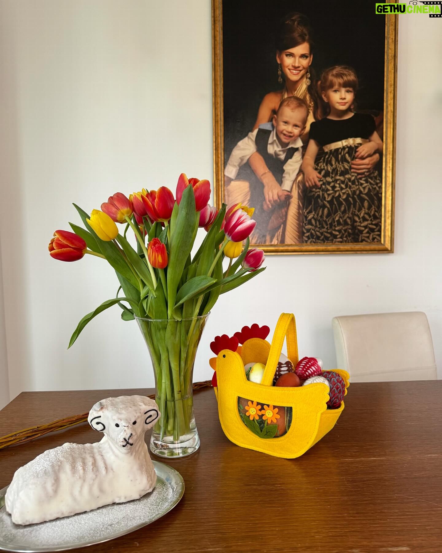 Andrea Verešová Instagram - Veselú Veľkú Noc! 🐣✨🧡 Happy Easter ! Na vašu žiadosť, pridávam recept na zdravého a chutného barančeka z tvarohu aj sem : Ingrediencie: 200 g mandľovej múky 40 g kokosu 40g premium kolagenu od naiada 60 g vanilkového proteínu 6 vajec 500 g tvarohu 20g masla 1 citrónová kôra Postup Pripravte sa, dnes to bude super jednoduché. Najskôr zmiešame suché ingrediencie, teda mandľovú múku, kokos a proteínový prášok a morský kolagen bez príchute od @naiadabeauty . Pridáme vajcia, tvaroh, citrónovú kôru a vymiešame cesto. Formu vymastíme ghíčkom a vysypeme kokosom. Pripravené cesto nalejeme do formy a priklopíme. Pečieme v rúre predhriatej na 150 °C asi 40 minút. #happieeaster #velkonocnybarancek #beranek #velikonoce