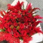 Andrea Verešová Instagram - ❤️Exkluzívna, tématicky ladená kytica, navrhnutá na prehliadku Janky Pištejovej. No nie je nádherná? 🥰 #red #redvelvet #flowers #kvety #červena #kytica #show