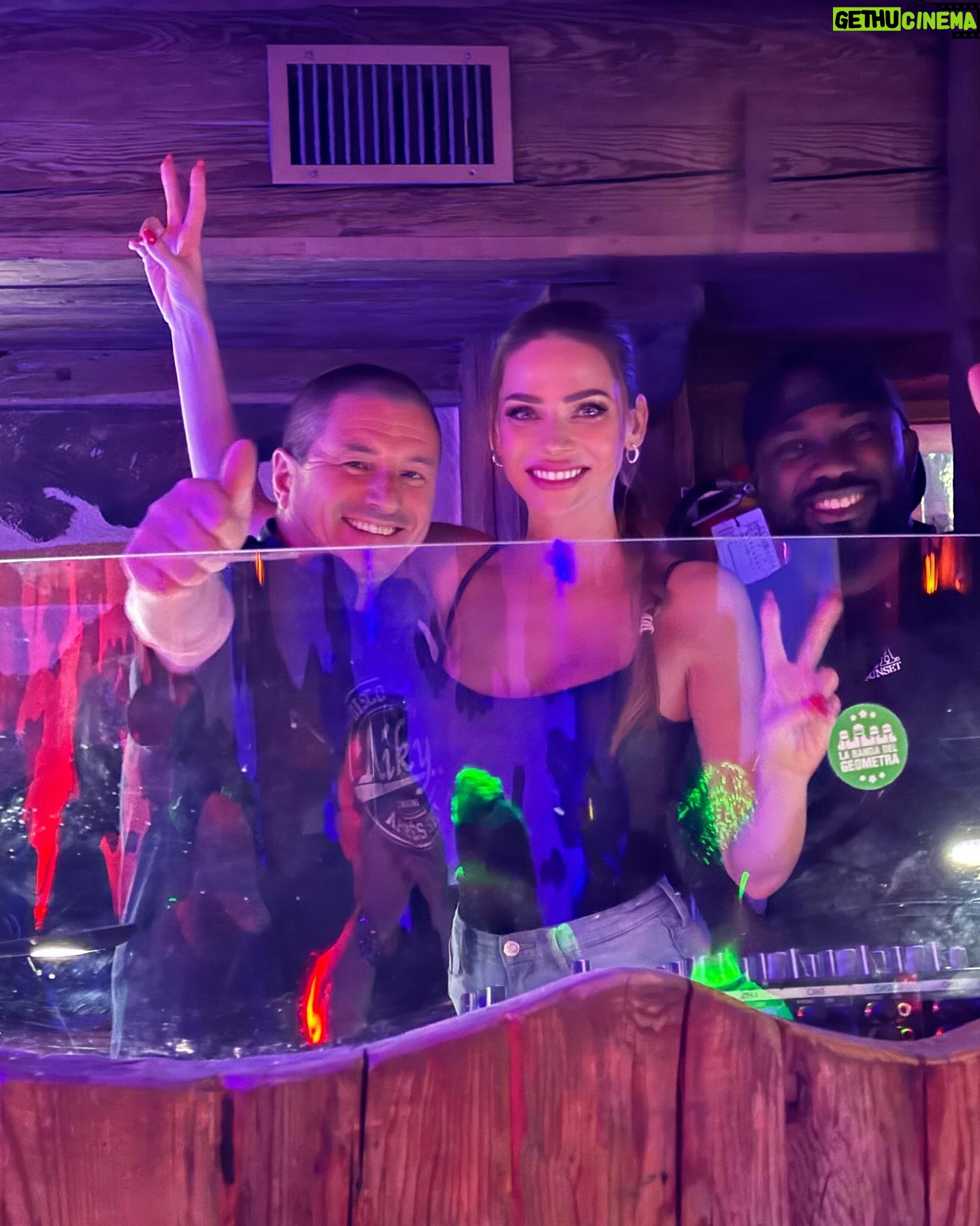 Andrea Verešová Instagram - After one year visiting @mikysclub 💫 🍾 Best club in town👍💥 Najlepší klub, najlepšia zábava a super partia ! To sme si nemohli nechať ujsť. ✌️ Aké prekvapenie, že si nás Miky pamätal. Vďaka za vrelé privítanie. Moc sme si užili a zapili koniec zimnej sezóny ! 🫶😃