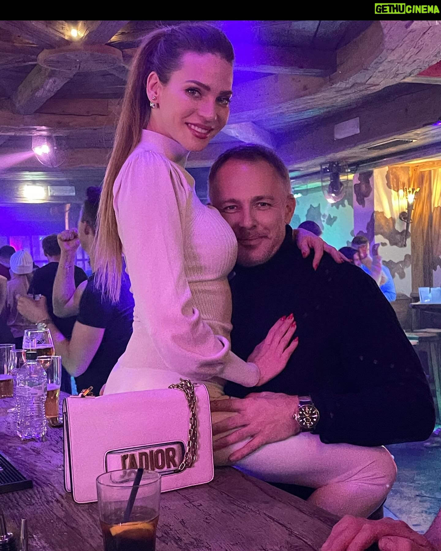 Andrea Verešová Instagram - After one year visiting @mikysclub 💫 🍾 Best club in town👍💥 Najlepší klub, najlepšia zábava a super partia ! To sme si nemohli nechať ujsť. ✌️ Aké prekvapenie, že si nás Miky pamätal. Vďaka za vrelé privítanie. Moc sme si užili a zapili koniec zimnej sezóny ! 🫶😃