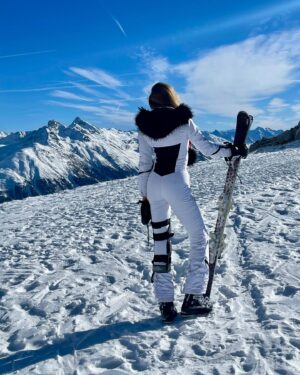 Andrea Verešová Instagram - In my element 🤍🎿✌️ 

#mountainbaby #ski #snow #sun  and #fun 🫶