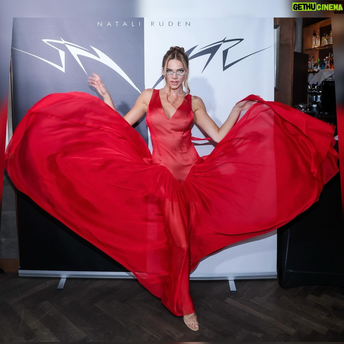 Andrea Verešová Instagram - Summer days ♥️ #newcollection 💃 & #fashionshow by #nataliruden Ako vždy nádherná prehliadka plná farieb, energie a ženskosti s názvom “summerdays “ podľa návrhárky @natali_ruden_official 🥰 Ďakujem, že som mohla byť súčasťou krásnej show 👏 #fashiondesigner #fashionshow #madeinczech #hair #sokolov #makeup #dermakol #hodinky #dusak #foto #herman