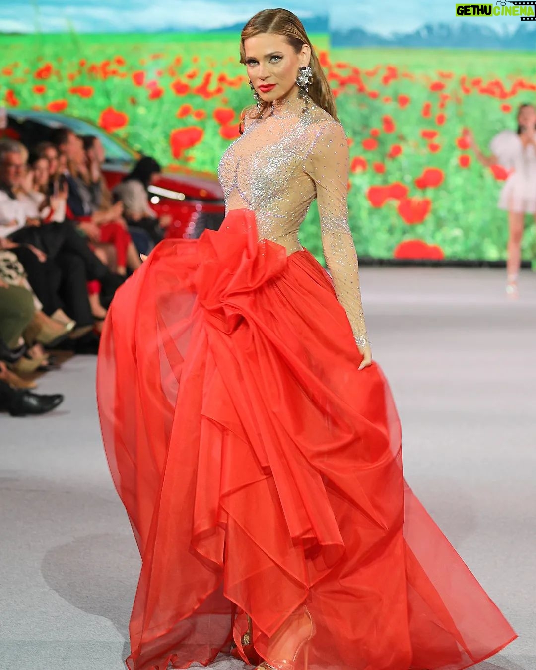 Andrea Verešová Instagram - FAMOZNE !!! ❤❤❤ @jana_pistejova_official @andreaveresovaofficial @bmd_sk @lexusslovensko @najkrajsiemodelky #fashionshow #fashionphotography #lovemyjob #red #poppy #love #dream #beautiful #slovakdesigner #slovakdesign