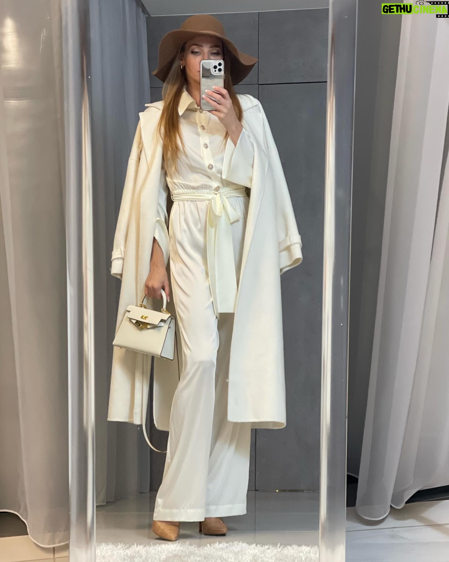 Andrea Verešová Instagram - Short or long? 🤩 Či už dlhé alebo krátke, overaly z dielne zn AVER @averfashionofficial si zamilujete. 🥰✌️Ja ich rada nosím nielen v lete, ale aj na jar alebo na jeseň k čižmám a s kabátom. Sami posúdte, že sú originálne a veľmi nadčasové. Nielen to!👆 Úžasný strih a materíál zaručí veľmi pohodlné nosenie. Praktická guma v pase spolu s mašlou zakryje aj problematické miesta . Nádherné a trendy overaly vyzerajú dokonalo na každej postave 🍀🤍 Zoženiete v rôznych farbách. Navyše teraz kúpite so zľavou -20% 🥰🤚 Tak schválne, ktorý by ste si vybrali vy? #Aver #averfashion #overal #ladyclothes #fashionstyle #womanstyle #elegant #bussines #freetime #24hour #womasfashion #modaprezeny #armanihodvab #madeinczech #averatelier