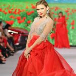 Andrea Verešová Instagram - FAMOZNE !!! ❤❤❤ @jana_pistejova_official @andreaveresovaofficial @bmd_sk @lexusslovensko @najkrajsiemodelky #fashionshow #fashionphotography #lovemyjob #red #poppy #love #dream #beautiful #slovakdesigner #slovakdesign