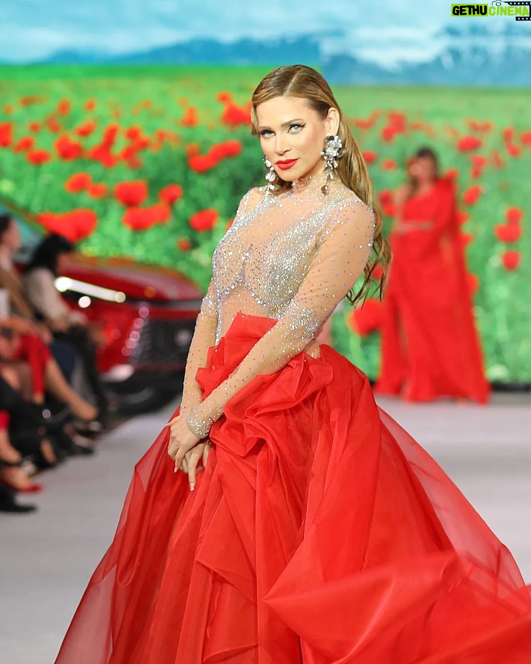 Andrea Verešová Instagram - FAMOZNE !!! ❤❤❤ @jana_pistejova_official @andreaveresovaofficial @bmd_sk @lexusslovensko @najkrajsiemodelky #fashionshow #fashionphotography #lovemyjob #red #poppy #love #dream #beautiful #slovakdesigner #slovakdesign