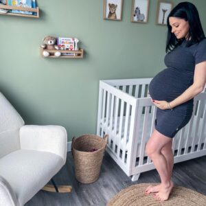 Andréanne Moran Instagram - #PUB - Si vous me connaissez un peu, vous savez à quel point je passerais ma viiiie en robe, surtout enceinte 🤰🏻hihi

 J’ai découvert une compagnie qui me rejoint énormément dans leurs valeurs, des vêtements fait ici au Québec et eco friendly ♻️ @message_factory

Depuis ce temps, je dois porter cette robe au moins 2 fois par semaine (sans niaiser, @carllacourse est témoins 😂)

Pour plus d’informations, consultez le lien dans ma bio #message_factory #39semainesdegrossesse