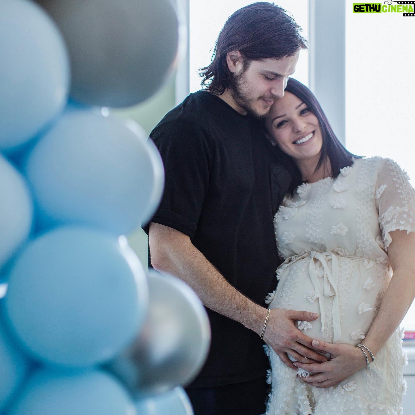 Andréanne Moran - 30.8K Likes - Nos derniers moments à deux avant l’arrivée de notre petit amour 🤍 #36semaines
Merci @fetepouremporter pour les beaux ballons 🎈
📸 @jpcastonguay