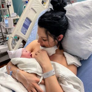 Andréanne Moran Instagram - 04.04.2022 💙 L’amour de notre vie s’est pointé le petit bout du nez 👶🏻

Si j’avais 1 mot pour décrire notre expérience ; reconnaissance

Reconnaissante d’avoir eu l’homme de ma vie à mes côtés, reconnaissante d’avoir un bébé en pleine santé, reconnaissante d’avoir eu une équipe hors pair pour nous accompagner à l’hôpital, reconnaissante d’avoir eu un accouchement exceptionnel ✨