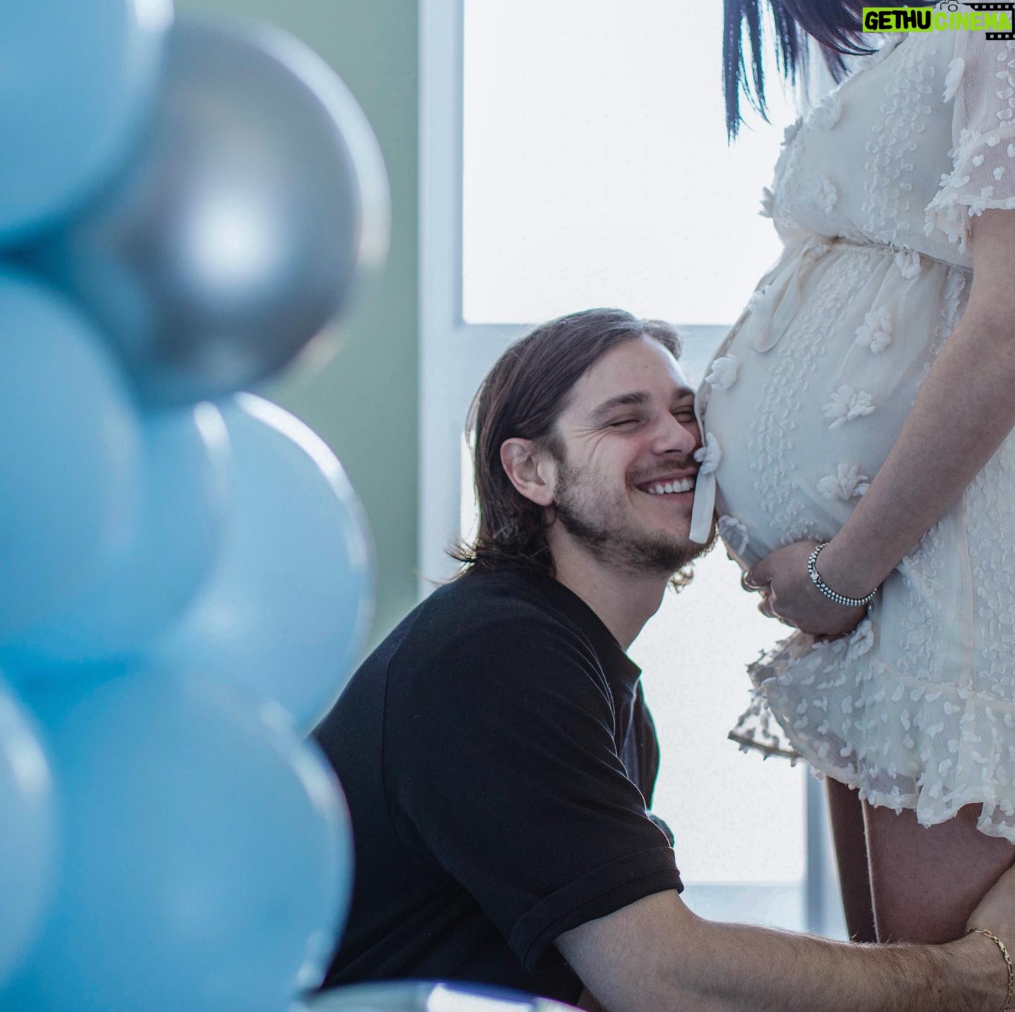 Andréanne Moran - 30.8K Likes - Nos derniers moments à deux avant l’arrivée de notre petit amour 🤍 #36semaines
Merci @fetepouremporter pour les beaux ballons 🎈
📸 @jpcastonguay