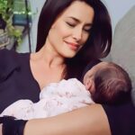 Andreia Dinis Instagram – Uma semana deste pequenino grande amor. 🩷🩷🩷
Benedita linda que pões um sorriso nos lábios da tia e uma lágrima no olho. Pedacinho de gente mais delicioso 🥰