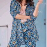 Andreia Dinis Instagram – Shooting day….Hoje cor só mesmo na roupa.💙

Detesto, detesto, detesto, estes dias cinzentos. Instala-se uma neura 
Hoje pus uma make up, cabelo arranjado, os novos looks @sugarandspiceconcept e foi fotografar. Mas raio da luz sempre uma porcaria.