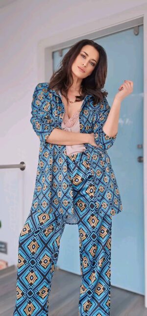 Andreia Dinis Instagram - Shooting day....Hoje cor só mesmo na roupa.💙

Detesto, detesto, detesto, estes dias cinzentos. Instala-se uma neura 
Hoje pus uma make up, cabelo arranjado, os novos looks @sugarandspiceconcept e foi fotografar. Mas raio da luz sempre uma porcaria.