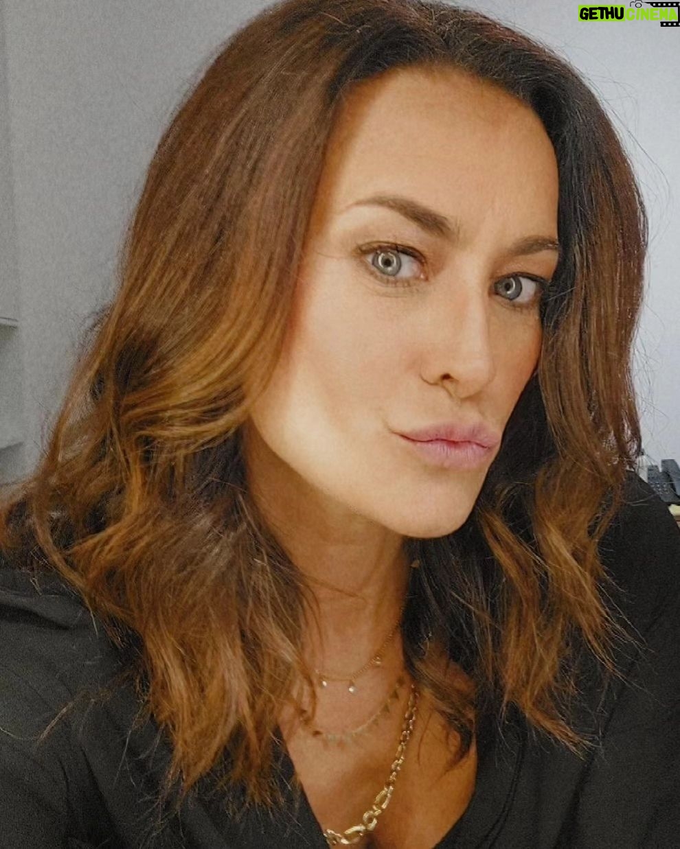 Andreia Dinis Instagram - Prontinha para começar a semana! Chuva e temperaturas a lembrar outono e eu de visita à cidade do Porto. Adoro!
