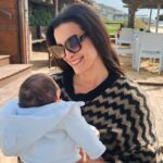 Andreia Dinis Instagram – Hoje levámos a Beny a conhecer a praia, apanhar vitamina D e a brisa do mar. ❤️

Agora é só fotos com esta bebecas mas a tia não resiste. 🤷‍♀️