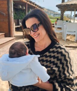 Andreia Dinis Instagram - Hoje levámos a Beny a conhecer a praia, apanhar vitamina D e a brisa do mar. ❤️ Agora é só fotos com esta bebecas mas a tia não resiste. 🤷‍♀️