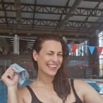 Andreia Dinis Instagram – Adoro água… fazer hidroginástica é sempre o que mais me alivia as dores de costas mas sou mega sedentária e devia deixar de o ser. Lol
Com os meus amigos “mais crescidos” na piscina do @aquafitness.pt 

As olheiras tb fazem parte 👀
#water #hidroginastica #aquafitness #pool