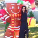 Andreia Dinis Instagram - O Natal está mesmo a chegar! Por aqui a entrar no espírito. Por aí já têm as prendas todas compradas? As minhas ainda estão por embrulhar 🫣 Fim-de-semana cheio no @aroeiraseasonmarket onde fiz as últimas comprinhas. Agora é ultimar preparativos. #almostchristmas #december #happy #andreiadinis