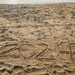 Andreia Dinis Instagram - Dia 1 de Janeiro de 2024 Aquele passeio na praia, sentir a maresia no rosto e o sol na cara. Acreditar que o novo ano que começa trará consigo coisas boas, novos recomeços, a companhia dos amigos de sempre e o aconchego da família unida . Como diria o @claudio_ramos "Saúde e paz....o resto o universo traz"