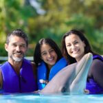Andreia Dinis Instagram - Que momentos incríveis tivemos com estes maravilhosos seres. Meigos, dóceis, inteligentes. Flor nunca se irá esquecer do que aprendeu sobre eles e com eles. ❤️ #moments #family #dolphins #toremember #zoomarinealgarve @zoomarine_algarve_oficial