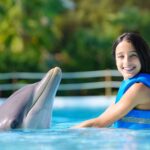 Andreia Dinis Instagram - Que momentos incríveis tivemos com estes maravilhosos seres. Meigos, dóceis, inteligentes. Flor nunca se irá esquecer do que aprendeu sobre eles e com eles. ❤️ #moments #family #dolphins #toremember #zoomarinealgarve @zoomarine_algarve_oficial